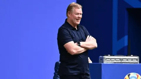 国足赴澳比赛，上海启程非包机应对舆论压力