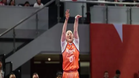 格林快速切入篮下，轻松越过唐斯得分